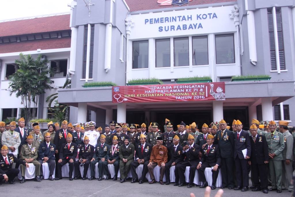 Upacara Hari Pahlawan di Taman Surya Balai Kota Surbaya